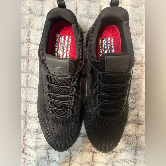 Mens Skechers Black Relaxed Fit Sneakers Slip Resistant - Picture 1 of 7